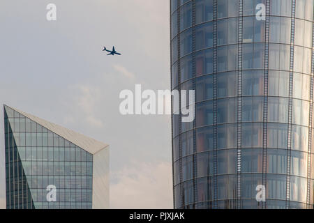 Détail de la construction de Boomerang et UBM plc, l'un avec un vol d'un avion de Blackfriars passé sur son chemin pour l'aéroport de Heathrow Banque D'Images