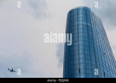 Détail de la Boomerang Building, l'un avec un vol d'un avion de Blackfriars passé sur son chemin pour l'aéroport de Heathrow Banque D'Images