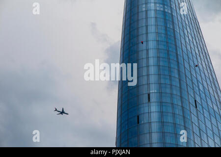 Détail de la Boomerang Building, l'un avec un vol d'un avion de Blackfriars passé sur son chemin pour l'aéroport de Heathrow Banque D'Images