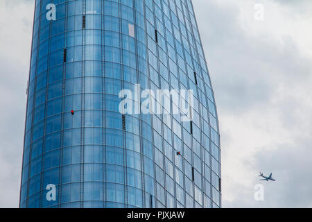 Détail de la Boomerang Building, l'un avec un vol d'un avion de Blackfriars passé sur son chemin pour l'aéroport de Heathrow Banque D'Images