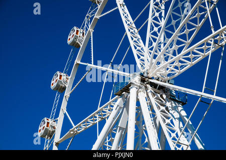 Grande roue à Barcelone avec ciel bleu Banque D'Images