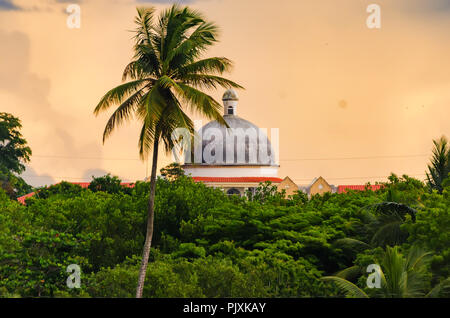 Skyscape coucher du soleil de la République Dominicaine avec toit et plam arbres Banque D'Images