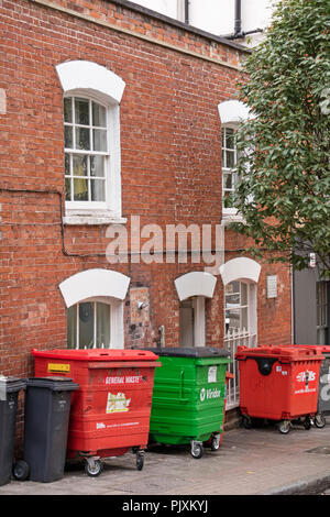 Bâtiments géorgiens historiques avec les poubelles à l'extérieur, Bristol, England, UK Banque D'Images