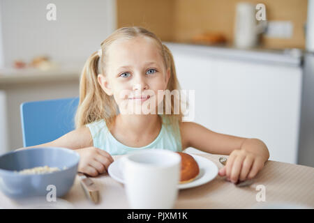Jeune fille en petit déjeuner Banque D'Images