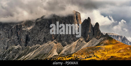 Menaces sur le sommet du Groupe du Sella en un après-midi d'automne, saison des pluies - Trentino-Alto Adige, Italie Banque D'Images