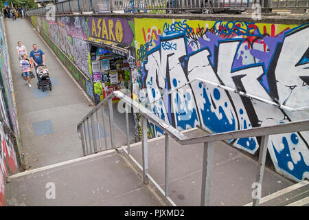 Bristol inférieur pour piétons avec graffiti, ville de Bristol, Angleterre, Royaume-Uni Banque D'Images