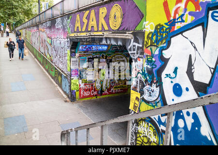 Bristol inférieur pour piétons avec graffiti, ville de Bristol, Angleterre, Royaume-Uni Banque D'Images