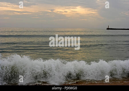 Arvore beach à l'automne, un lieu de vacances et surfer (nord du Portugal) Banque D'Images