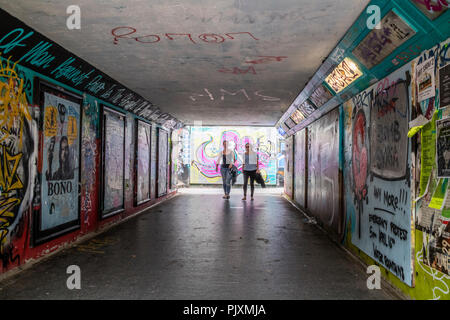 Bristol inférieur pour piétons avec graffiti, ville de Bristol, Angleterre, Royaume-Uni Banque D'Images