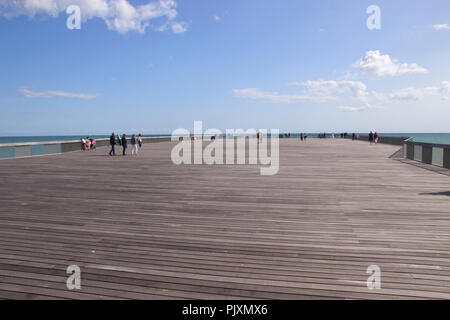 Sur le pont de la nouvelle jetée à minimilist 2018 Hastings East Sussex Banque D'Images