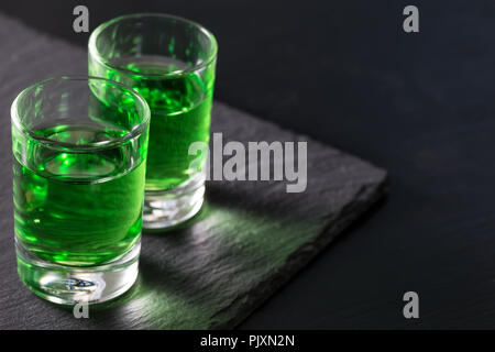 Deux verres d'absinthe forte sur un fond noir Banque D'Images