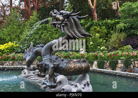 Un dragon de bronze et de granit , fontaine, Waterwheel Square ,les jardins Butchart , Brentwood Bay, British Columbia, Canada Banque D'Images