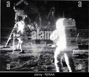 La lune - (dossier) -- L'astronaute Edwin E. 'buzz' Aldrine, Jr., gauche, le déploiement de l'expérience du vent solaire sur la surface lunaire au cours de l'historique mission Apollo 11 le dimanche, 20 juillet 1969. L'astronaute Neil A. Armstrong est au premier plan. Credit : NASA via CNP /MediaPunch Banque D'Images