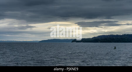 Les nuages de tempête sombre survolez le Puget Sound à Des Moines, Iowa. Banque D'Images