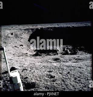 La lune - (dossier) -- c'est une photographie prise par l'astronaute Neil Armstrong Apollo 11 à l'Est, dans le cratère d'environ 60 mètres de la module lunaire. Il a estimé que le cratère était d'environ 20 à 25 mètres de diamètre et de 4 1/2 à 6 mètres de profondeur. La paroi du cratère dans l'arrière-plan est dans l'ombre profonde. L'objet en bas à gauche est le close-up stéréo appareil photo. La vue est à peu près vers le nord-est. Credit : NASA via CNP /MediaPunch Banque D'Images