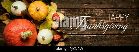 Maison de la récolte d'automne et la vie encore. Joyeux Thanksgiving Bannière. Sélection de diverses citrouilles sur fond de bois sombre. Les légumes d'automne et seaso Banque D'Images