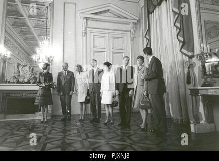 Bruxelles, Belgique - (dossier) -- Le Roi de Belgique, Baudouin I, et sa reine, Fabiola, posent avec les astronautes d'Apollo 11 et leurs femmes dans le hall du Palais Royal à Bruxelles, Belgique le 9 octobre 1970. Credit : NASA via CNP /MediaPunch Banque D'Images