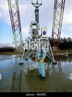 Hampton, VA - (dossier) -- L'astronaute Neil Armstrong, commandant, Apollo 11, pose pour une photo à l'installation de recherche atterrissage lunaire Langley à Hampton, Virginie le mercredi, 12 février, 1969. Credit : NASA via CNP /MediaPunch Banque D'Images