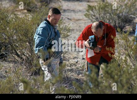 La Sierra Blanca, TX - (dossier) -- Les astronautes d'Apollo 11 Neil Armstrong et Buzz Aldrin participer à une excursion géologique à Sierra Blanca, au Texas dans le cadre de leur formation pour leur prochaine mission à la terre sur la Lune, le lundi 24 février 1969 Crédit : NASA via CNP /MediaPunch Banque D'Images