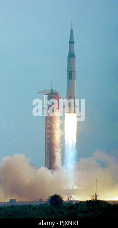 La Saturn V SA-506 véhicule de lancement avec les astronautes d'Apollo 11 et de l'équipement à bord, des ascenseurs à partir de complexes de lancement 39A au Centre spatial Kennedy à Cap Canaveral, Floride le mercredi, Juillet 16, 1969. Elle lancera la première mission habitée à la terre sur la Lune. Credit : Ron Sachs / CNP /MediaPunch Banque D'Images