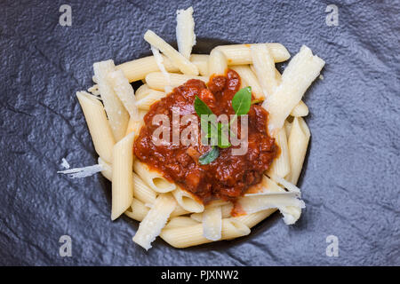 Sommaire des rigatoni pâtes avec sauce bolognaise Banque D'Images