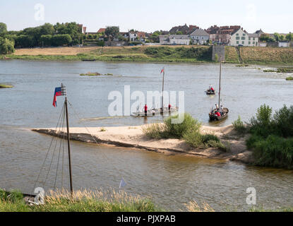 Bateaux à fond plat traditionnel en cours, Loire, Jargeau, Loiret, France, Europe Banque D'Images