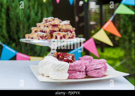 Anniversaire enfants buffet de desserts table close up Banque D'Images