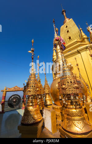 Le stupa doré du monastère bouddhiste au dessus du socle hill de Taung Kalat (mont Popa), le Myanmar (Birmanie). Banque D'Images