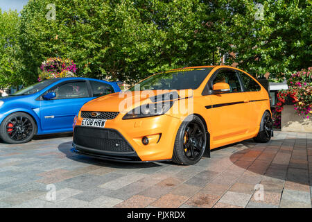 Modification Orange Ford Focus ST hatch back location Banque D'Images