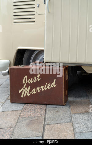 Brown Suitcase avec écrit dessus juste marié Banque D'Images