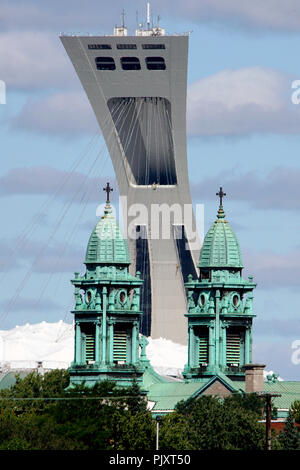 Montréal, Canada, 8 septembre,2018.La tour du stade olympique qui pèse sur clochers.Credit:Mario Beauregard/Alamy Live News Banque D'Images