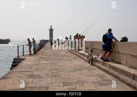 Les pêcheurs à Farolim de Felgueiras, Porto, Portugal. Situé à la pointe de l'embouchure du Douro et de la côte atlantique de Foz do Douro Banque D'Images