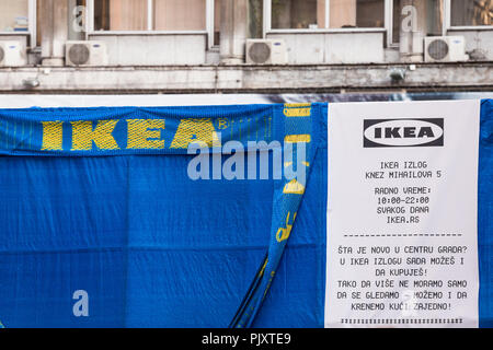 BELGRADE, SERBIE - septembre 9, 2018 : le logo Ikea sur une annonce à l'avant de leur boutique de Belgrade. Ikea est une marque suédoise spécialisée dans le mobilier, k Banque D'Images