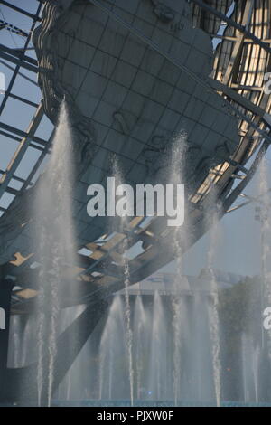 Unisphere est une représentation sphérique en acier inoxydable de la Terre, situé dans la région de Flushing Meadows Corona Park, dans le borough du Queens, New York City Banque D'Images
