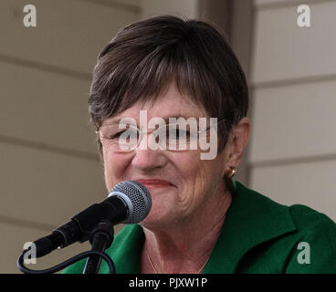 Hutchinson, Kansas, États-Unis, 8 septembre 2018, le sénateur de l'État candidat démocrate Laura Kelly répond aux questions sur scène devant des centaines de partisans bruyant pendant le débat de gouverneur au Kansas State Fair Banque D'Images