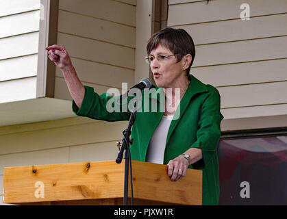 Hutchinson, Kansas, États-Unis, 8 septembre 2018, le sénateur de l'État candidat démocrate Laura Kelly répond aux questions sur scène devant des centaines de partisans bruyant pendant le débat de gouverneur au Kansas State Fair Banque D'Images