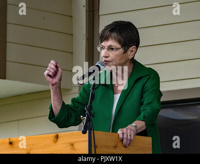 Hutchinson, Kansas, États-Unis, 8 septembre 2018, le sénateur de l'État candidat démocrate Laura Kelly répond aux questions sur scène devant des centaines de partisans bruyant pendant le débat de gouverneur au Kansas State Fair Banque D'Images