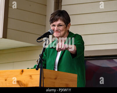 Hutchinson, Kansas, États-Unis, 8 septembre 2018, le sénateur de l'État candidat démocrate Laura Kelly répond aux questions sur scène devant des centaines de partisans bruyant pendant le débat de gouverneur au Kansas State Fair Banque D'Images