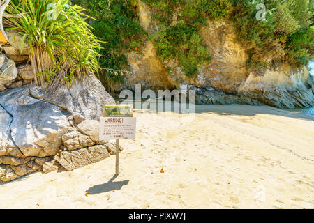 Joint blessé sur une plage tropicale avec de l'eau turquoise et de sable blanc au parc national abel tasman, Nouvelle-Zélande Banque D'Images