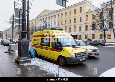 Saint Petersburg, Russie - le 11 janvier 2018 : réanimation Ambulance voiture dans la rue dans la ville Banque D'Images