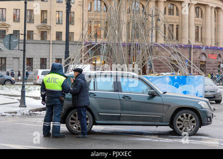 Saint Petersburg, Russie - le 11 janvier 2018 : La police Inspector vérifie les documents de l'arrêt pilote sur route dans la ville Banque D'Images