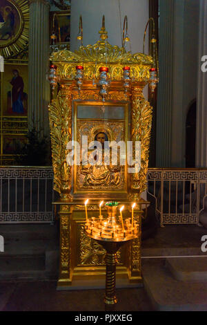 Saint Petersburg, Russie - le 11 janvier 2018 : bougies allumées en face d'icônes à l'intérieur de la cathédrale de la trinité ou Sainte Trinité Cathédrale Izmailovo à wint Banque D'Images