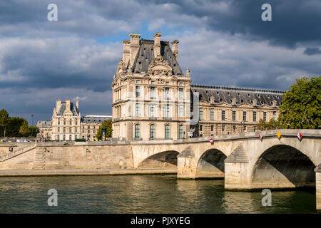 Pont Royal et palais du Louvre - Paris France Banque D'Images