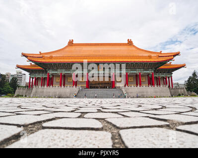 Théâtre National de Taipei dans l'architecture traditionnelle chinoise style avec place pavée à l'avant-plan et ciel nuageux Banque D'Images