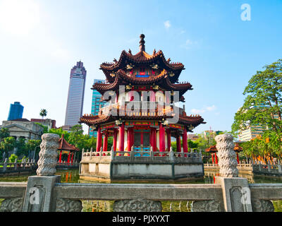 La pagode de style chinois dans l étang à Taipei 228 Peace Memorial Park Banque D'Images