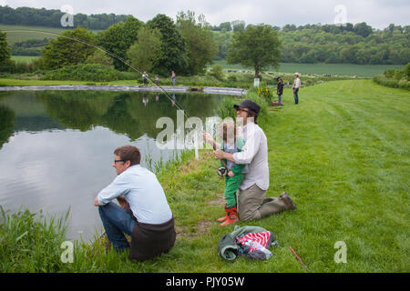 Garçon de quatre ans à Meon Springs Trout pêcherie , West Meon, Hampshire, Angleterre, Royaume-Uni. Banque D'Images