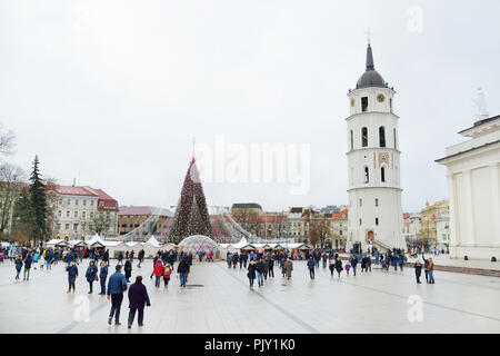 VILNIUS, LITUANIE - le 26 décembre 2018 : la Place de la Cathédrale, place principale de la vieille ville de Vilnius, un lieu clé dans la vie publique de la ville, à l'occasion de Noël Banque D'Images