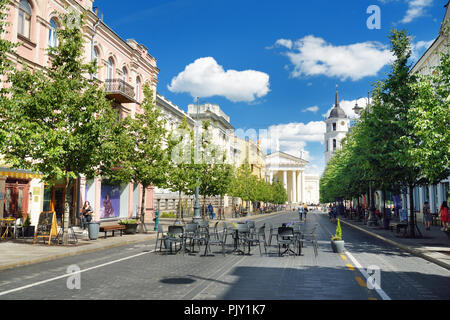 VILNIUS, LITUANIE - 15 juin 2018 : Gediminas Avenue, la rue principale de Vilnius, où la plupart des institutions gouvernementales de la Lituanie sont concentr Banque D'Images