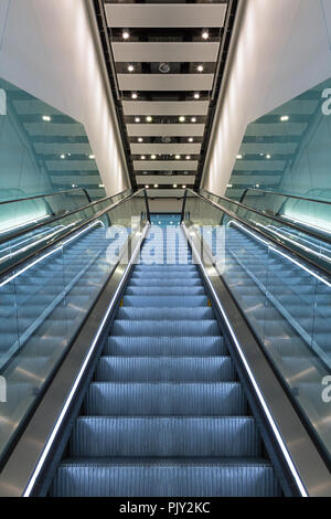 Un escaltor moderne avec des panneaux de verre, à la recherche de bas en haut. Banque D'Images