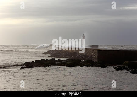 Moody seascape dans un jour nuageux. Un éclairage intéressant. Embouchure de la rivière Ave, Vila do Conde, Portugal Banque D'Images